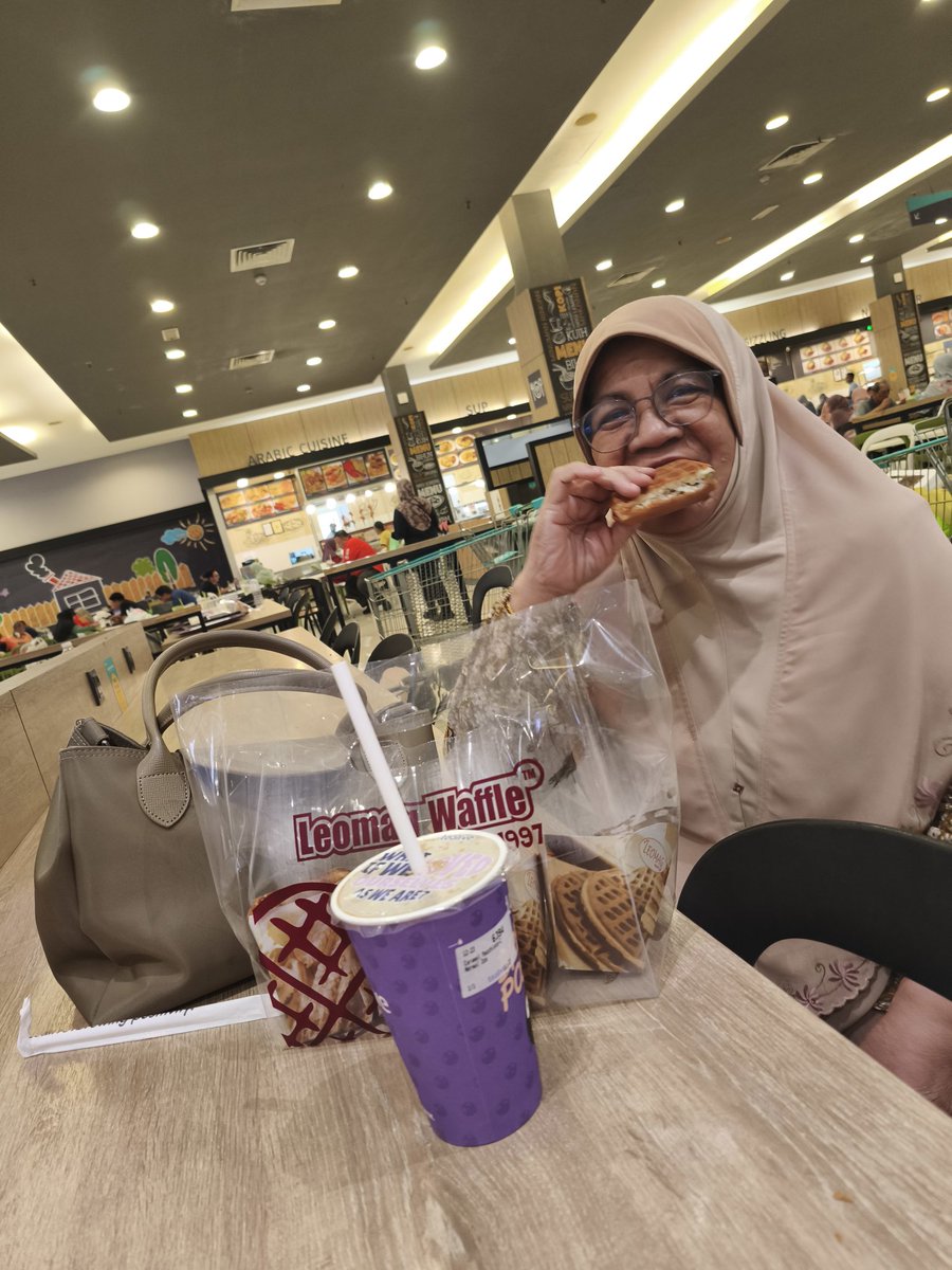 farahooi's tweet photo. Last weekend, aku balik AS. Jumpa mak n kakak aku. Betul² charge energy. Dapat we time dgn Mak, without the kids. P tesco ja pun. Seronok betol feeling nya. Semoga dapat kembali lagi next month. https://t.co/yQI18Avu0T