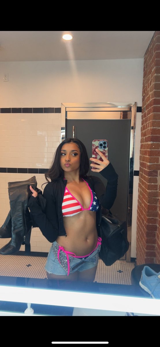 zjzeuq's tweet photo. Salute to the hot girls https://t.co/G9YTZsNvi2