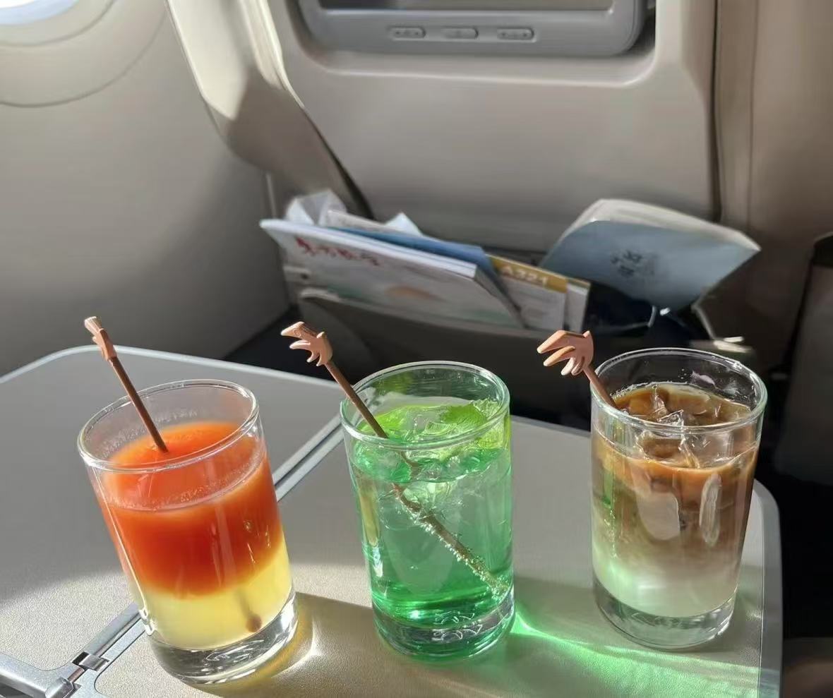 Lingyan50839141's tweet image. ✈️On a journey, even the taste buds are on vacation~ Encountered these special mixed drinks on the plane. Every sip is a little surprise during the journey. #FlightTime #ChinaEasternAirlines #cabincrew #flight #cabindrinks #drinks #travel