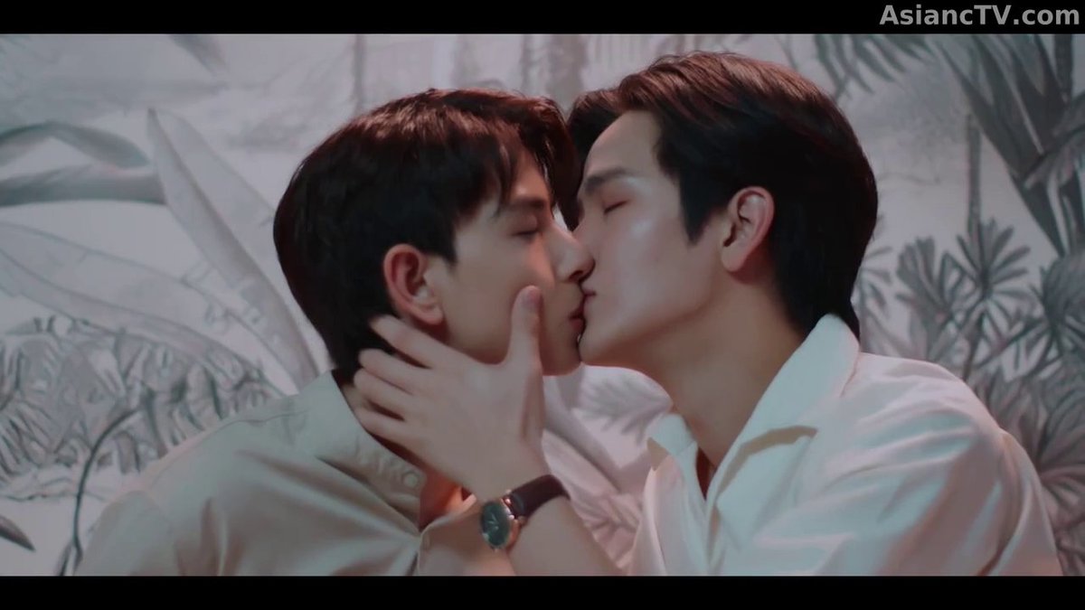 MEarthprime's tweet photo. Thailand #QueerTV #mystubbornseries/ไหนเฮียบอกไม่ชอบเด็ก
In #MyStubbornEp2 Tai & Champ finally give into their feelings. 👨❤️💋👨
Boy Love rules:
*catch your lover from falling
*share food
#Gay #LGBTQIA #BL #MLM #ThaiBL #ThaiTV 👨❤️👨🏳️🌈🇹🇭 #MyStubborn https://t.co/uZDABnpS3W
