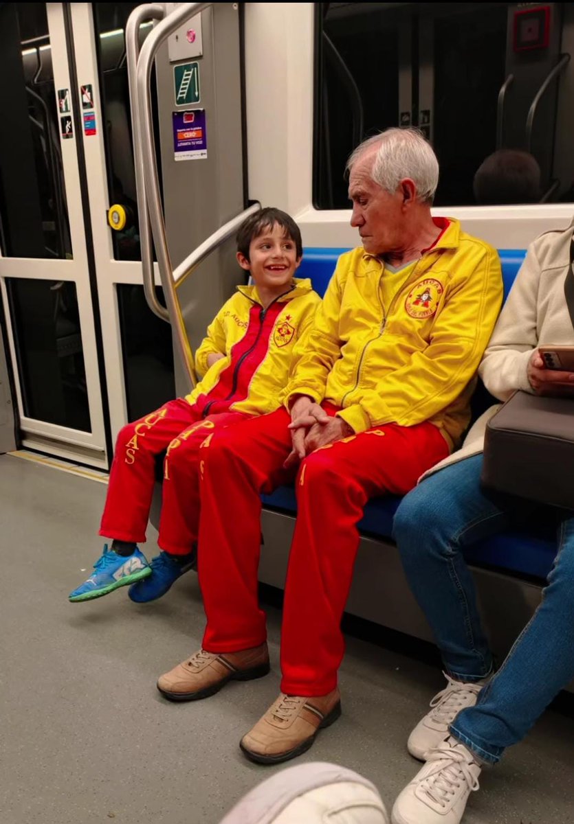 Aucas45's tweet image. 💛❤️ Familia Auquista necesitamos de tu ayuda para localizar a estos grandes aficionados 😉

¡Tenemos una sorpresa para ellos!

#VamosAucas 

💛❤️🫂

📸 David Barragan