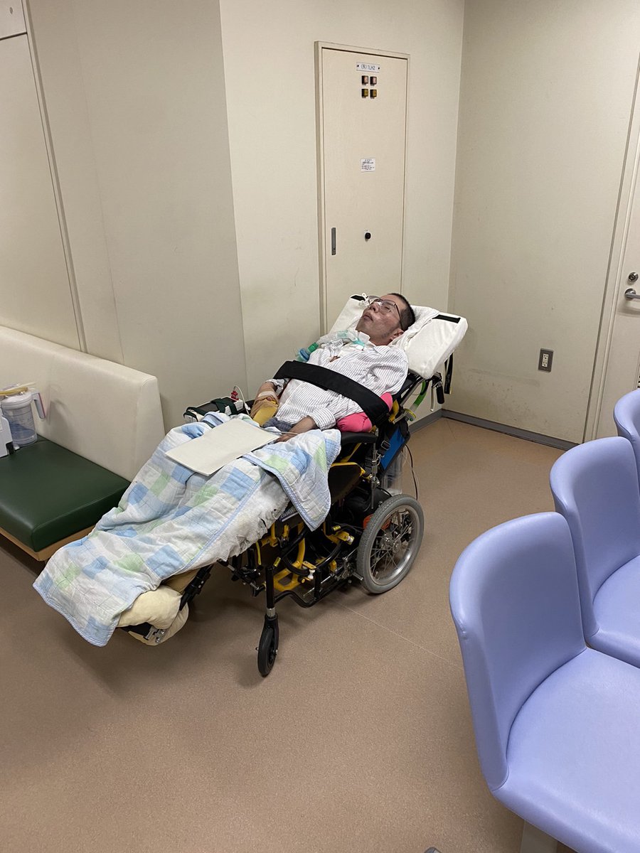 ue_tora's tweet photo. 眼科の精密検査の機械ってなんで座位が前提の設計なんだろう。
硝子体出血してるのにOCT検査受けられないんだが…
座位できない患者がバッサリ切り捨てられてる感がしてモヤモヤする。
「需要が少ないから想定してません」は医療としてどうなのか。
ここ大学病院ですよ？と思ってしまった。
レントゲンなら多関節のポータブルの機械あるのにな。需要の差か。
後、座れたとしても気管カニューレが機械に当たって無理そう。
#障害者 #人工呼吸器 #気管切開