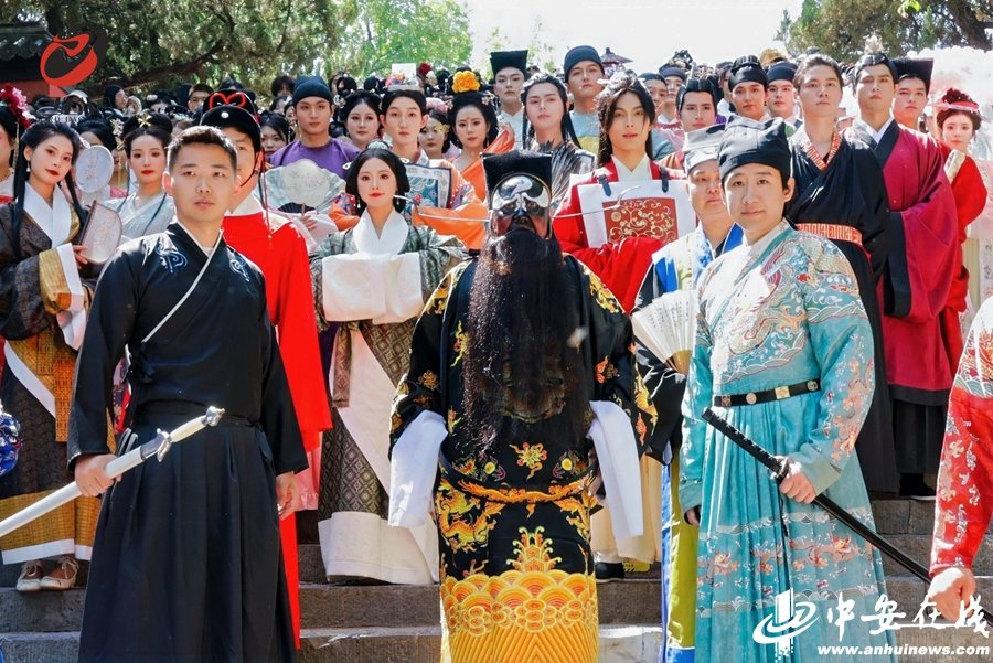 MarvelousAnhui's tweet photo. Step into a living painting!
The 2025 Yangtze River Delta (Hefei) Hanfu Carnival just kicked off at Baogongyuan Park — with dazzling dances and stunning Hanfu styles!🎭✨#hianhui #huitravel #Anhui #AnhuiTravel #AnhuiTrave #ChinaTravel #ChinaCulture #SpringinAnhui #Hanfu https://t.co/IlajH8VVQA