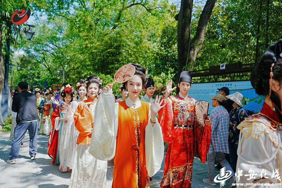 MarvelousAnhui's tweet photo. Step into a living painting!
The 2025 Yangtze River Delta (Hefei) Hanfu Carnival just kicked off at Baogongyuan Park — with dazzling dances and stunning Hanfu styles!🎭✨#hianhui #huitravel #Anhui #AnhuiTravel #AnhuiTrave #ChinaTravel #ChinaCulture #SpringinAnhui #Hanfu https://t.co/IlajH8VVQA
