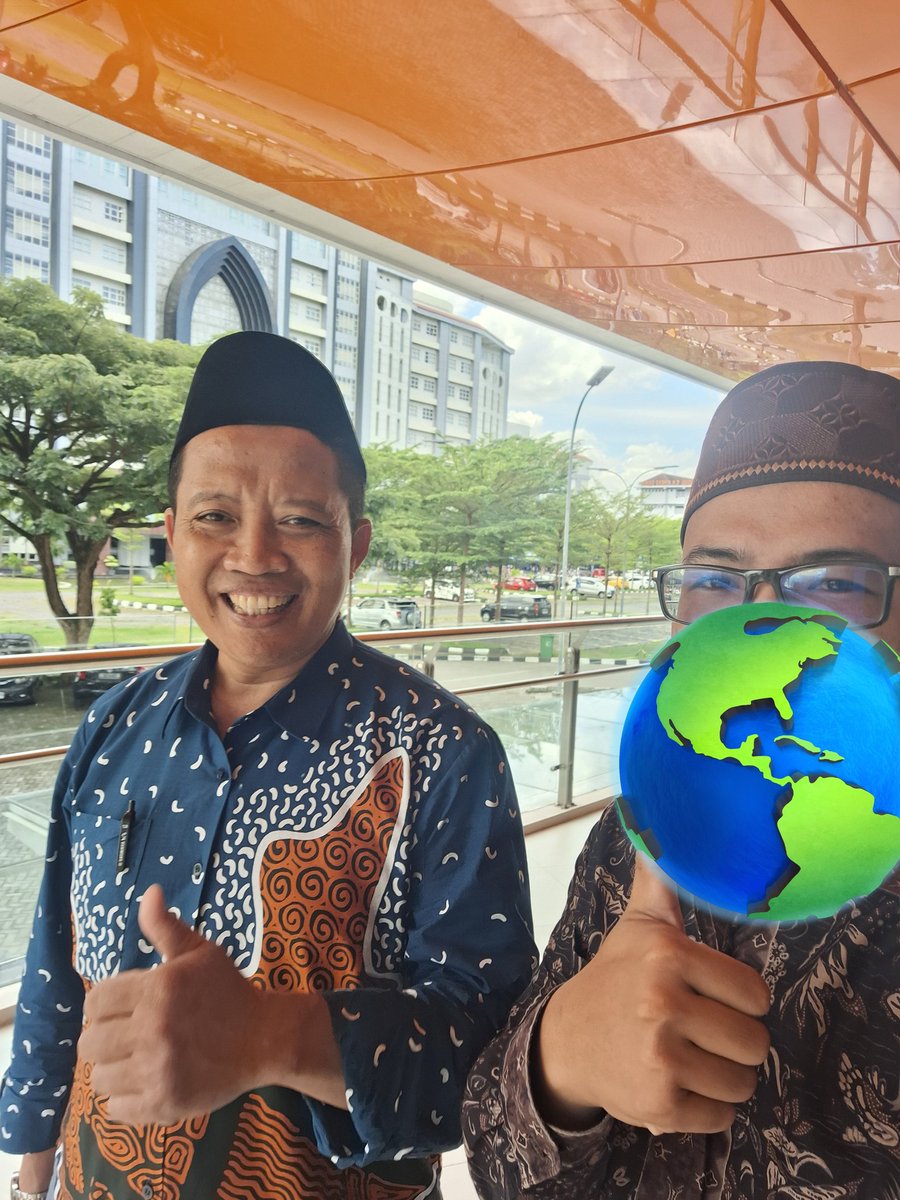 "Dadio Profesor sik midak lemah, ojo dadi wong pinter sik kanginan."

Dr. Riduwan, S.E., M.Ag.