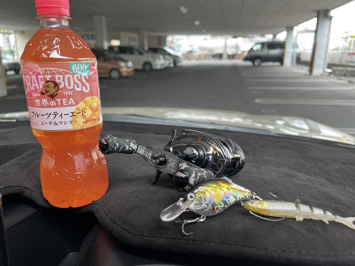 tomochoro1091's tweet photo. 前回から3週間ぶりのバス釣り。

GWに入り人も多いけど簡単に釣れる季節に突入。

07:04  42cm/1150g
07:14   47cm/1340g
09:07  46cm/1040g

最後に片目を釣ってしまって罪悪感で終了。

鯉釣りの人に魚あげたら飲み物くれた💦
マルノミとジャバロン🙆良き！

#相模川バス釣り https://t.co/N5Jmwt20s0