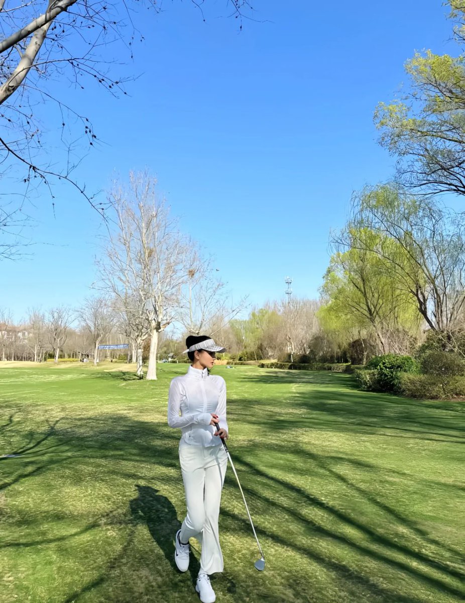 春の緑に囲まれて、ゴルフタイムで心も体もリフレッシュ⛳️🌿自然の素晴らしい瞬間を楽しんでくださいね！