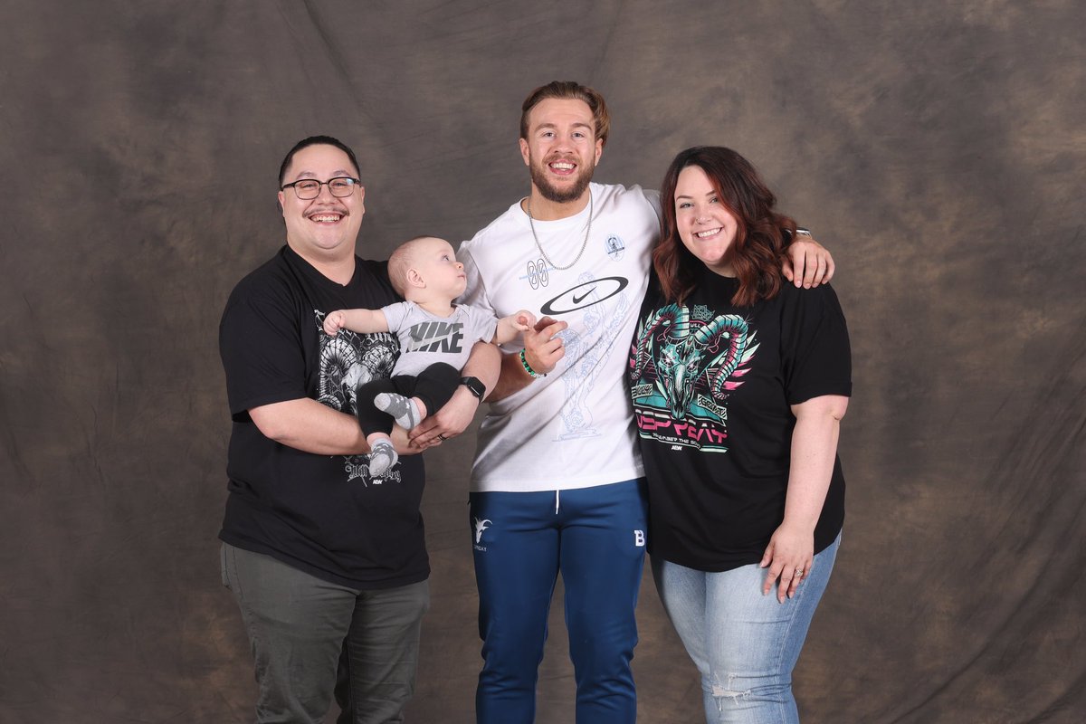 J_M3noR's tweet image. Amazing weekend at #SquaredCircleExpo 

Meeting the Uce @TheREALRIKISHI and The Steel Billy himself @WillOspreay were overshadowed by how over Carsen was!