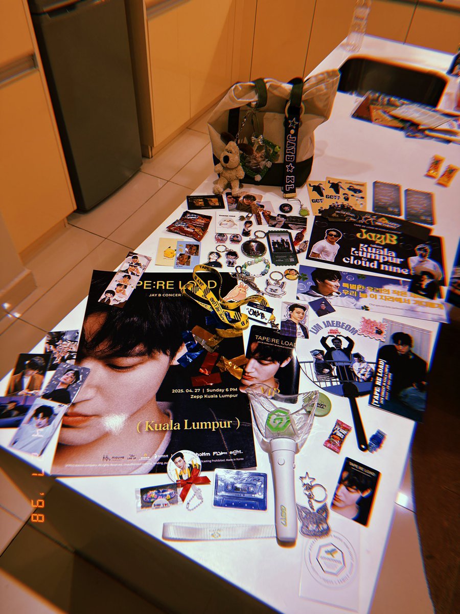 kpop_pendeja's tweet photo. Kuala Lumpur, i love you so much! Thank you so welcoming me with open arms! 💚🥹 I will remember you always! #JAYBinKL #AHGASE #TAPERELOADinKL #GOT7 #FREEBIES #TAPERELOADINKUALALUMPUR #AHGASELOVE https://t.co/s0k5zWMsXc