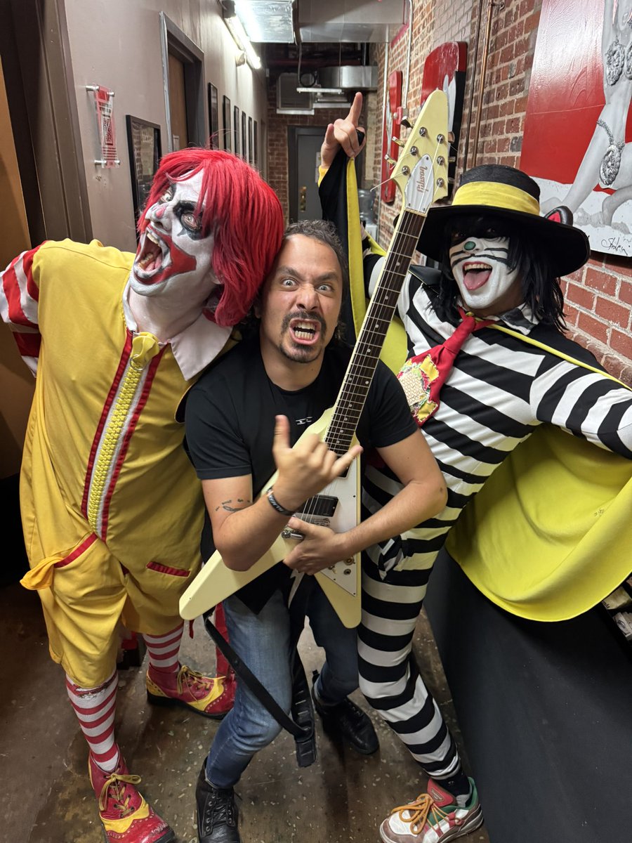 BKdegreaser69's tweet photo. THE SHRED HAS BEEN SUPER SIZED!!! Thank you @officialmacsabbath for bringing us along for the ride, and thank u to @flummoxtagram for melting our faces night after night!!
One show left this Tuesday in Pittsburgh @jergels
#benkatzman #macsabbath #flummox #shred https://t.co/Y13eM2nxs3