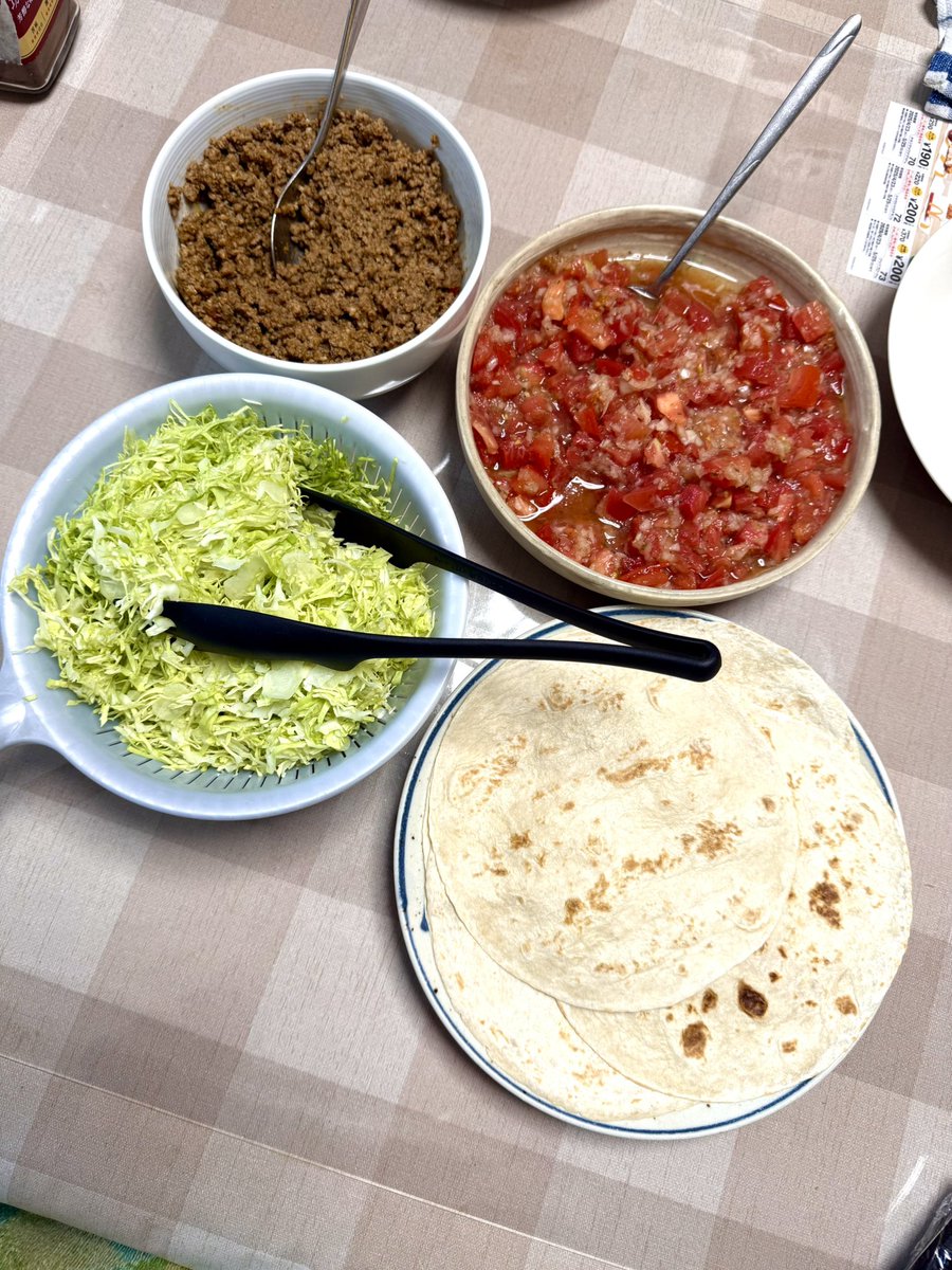 お昼の準備♪
今回はトルティーヤランチ🥗
タコスミートにフレッシュサルサ、キャベツの千切り🌮
肉増し増しで笑