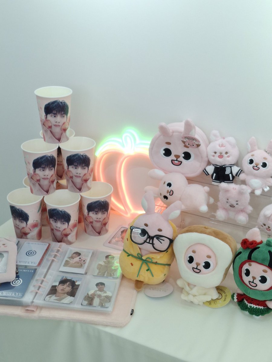 cafe_dmd's tweet photo. 𝐖𝐎𝐍𝐏𝐈𝐋'𝐒 𝐃𝐀𝐘 𝐂𝐀𝐅𝐄 𝐄𝐕𝐄𝐍𝐓

데이식스 원필님 생일카페 진행중입니다💝

🍑 디어마이디어
🗓 250426-28

#널_깨물어_줄거야
#깨물긴_뭘_깨물어

#홍대카페 #홍대이벤트카페 #홍대생일카페 #홍대카페대관 #카페대관 #홍대생카 #아이돌생일카페 #아이돌생카 #생일카페 #이벤트카페 https://t.co/l9ITstRo09