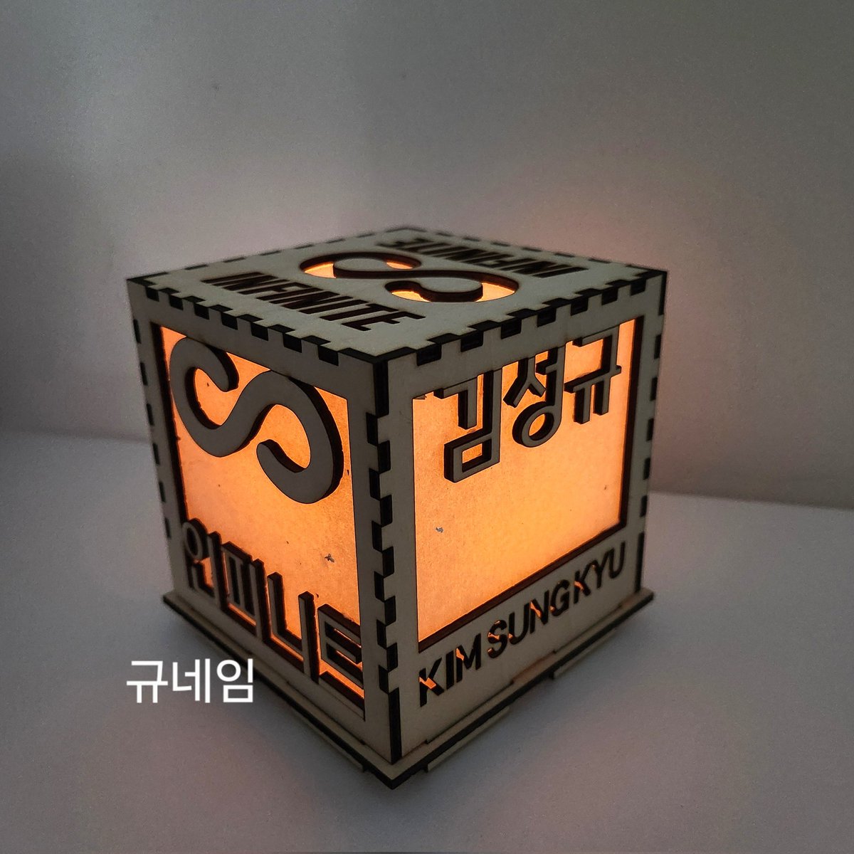 name_zizi's tweet photo. ✨️SUNGKYU DAY✨️
김성규 생일 기념 #RT 이벤트 진행합니다.

추첨 두명에게 🌿김성규 나무 무드등🌿을 보내드립니다.

-우체국 배송비 본인부담(해외❌️)
-당발 4/29 (오후 10시이후🕙)
-김성규 버블 인증 받아요🫧

#성규야_영원을_약속할게_생일축하해
#Happy36thSungKyuDay https://t.co/pTYCkCrGvT