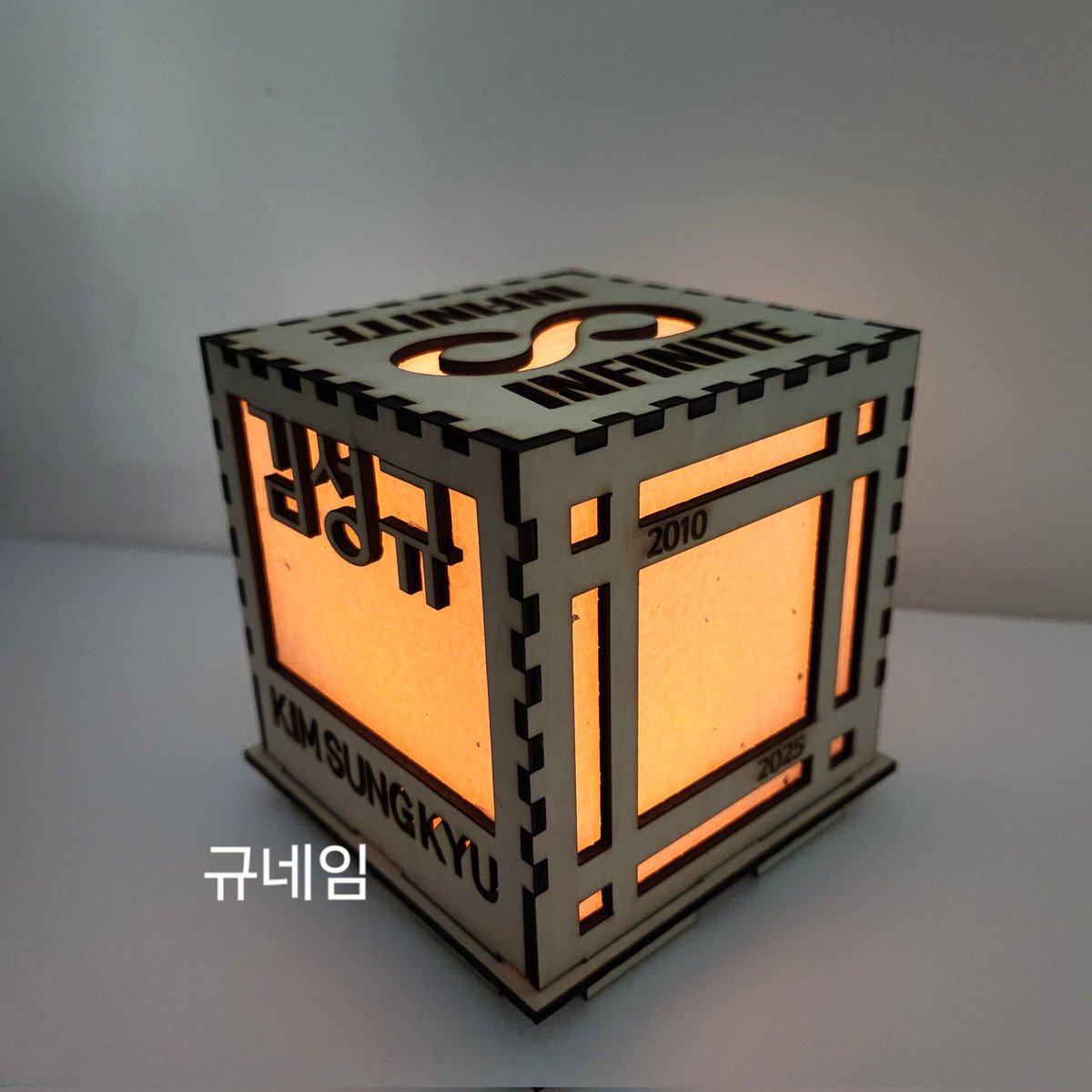 name_zizi's tweet photo. ✨️SUNGKYU DAY✨️
김성규 생일 기념 #RT 이벤트 진행합니다.

추첨 두명에게 🌿김성규 나무 무드등🌿을 보내드립니다.

-우체국 배송비 본인부담(해외❌️)
-당발 4/29 (오후 10시이후🕙)
-김성규 버블 인증 받아요🫧

#성규야_영원을_약속할게_생일축하해
#Happy36thSungKyuDay https://t.co/pTYCkCrGvT