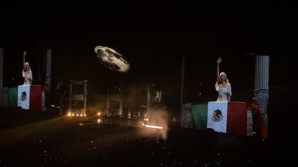 2025: Regresa la dictadura en México.

Lady Gaga se proclama Presidenta Vitalicia derrocando al gobierno de Sheinbaum y anuncia la instalación de su capital en Guadalajara.