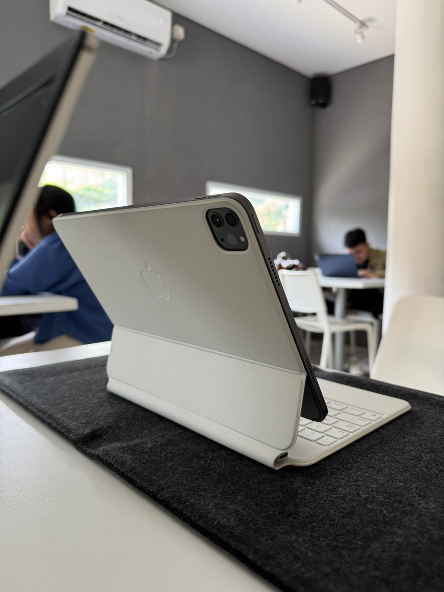 tivanoedwin's tweet photo. @ezash Dijual: iPad Pro M1 128 GB Space Grey lengkap sama Magic Keyboardnya. Mulus banget ini, kondisi 99,98%. Selalu dijaga kesuciannya. Sudah terpasang tempered glass Spigen juga.
Saya lepas di 13,5jt aja. Bonus Nedrelow sleeve, kemaren beli 1,4jt.

#KhilafClubApril

📍Yogyakarta https://t.co/246xDApeCe