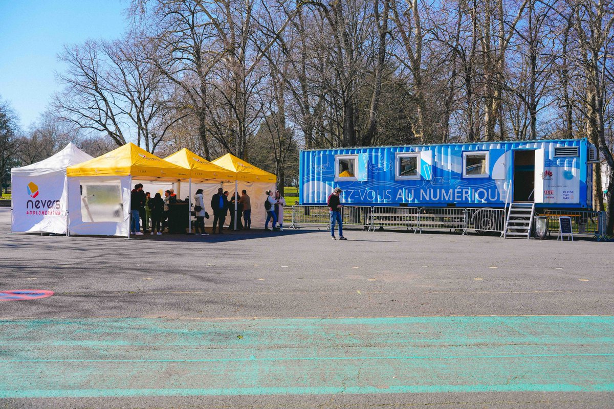 HUAWEI_TECH4ALL's tweet photo. #DigiTruck France is on a roll! 🚚

From March-June, the mobile classroom will be delivering free training in digital skills in 6 towns in the Bourgogne-Franche-Comté region. 

✅6,300 people trained in 50 French cities since 2021 🎓
🤝@france_ternum @Konexio_eu🤝 #TECH4ALL https://t.co/t7voQfp0Dq