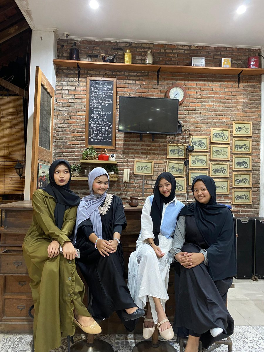 kata temen temen aku, aku tuh bawel banget. tapi emang si soalnya bawel di hidup aku tuh kaya sambel di makanan, kalau ga ada sambel hambar