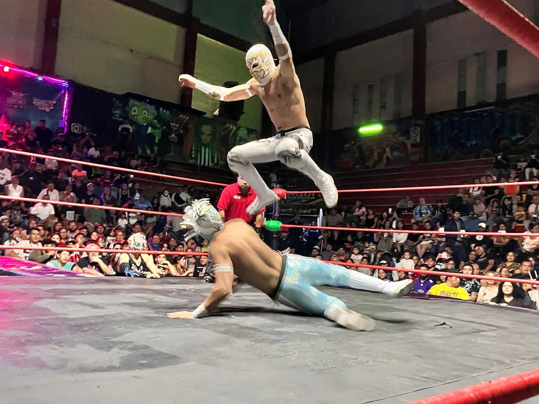 LaTijeraLucha's tweet image. Sensacional batalla de cinco esquinas, donde los ritmos se aceleran y cambian de forma espectacular cuando #CaballeroDeFuego maneja las cuerdas y es el primer eliminado, pero siendo ovacionado por la afición de la #ArenaNeza, aunque el ganador resulta #ToritoNegroJr...