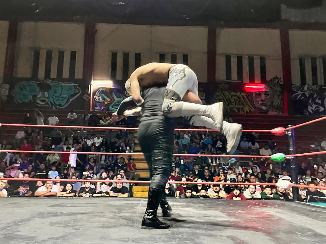 LaTijeraLucha's tweet image. Sensacional batalla de cinco esquinas, donde los ritmos se aceleran y cambian de forma espectacular cuando #CaballeroDeFuego maneja las cuerdas y es el primer eliminado, pero siendo ovacionado por la afición de la #ArenaNeza, aunque el ganador resulta #ToritoNegroJr...