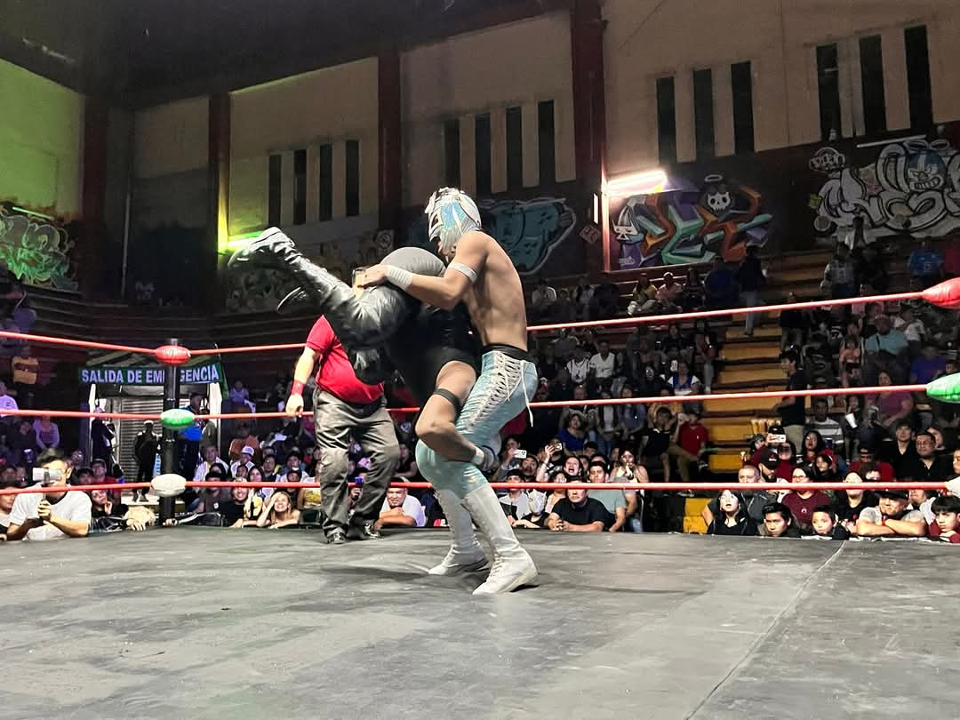 LaTijeraLucha's tweet image. Sensacional batalla de cinco esquinas, donde los ritmos se aceleran y cambian de forma espectacular cuando #CaballeroDeFuego maneja las cuerdas y es el primer eliminado, pero siendo ovacionado por la afición de la #ArenaNeza, aunque el ganador resulta #ToritoNegroJr...
