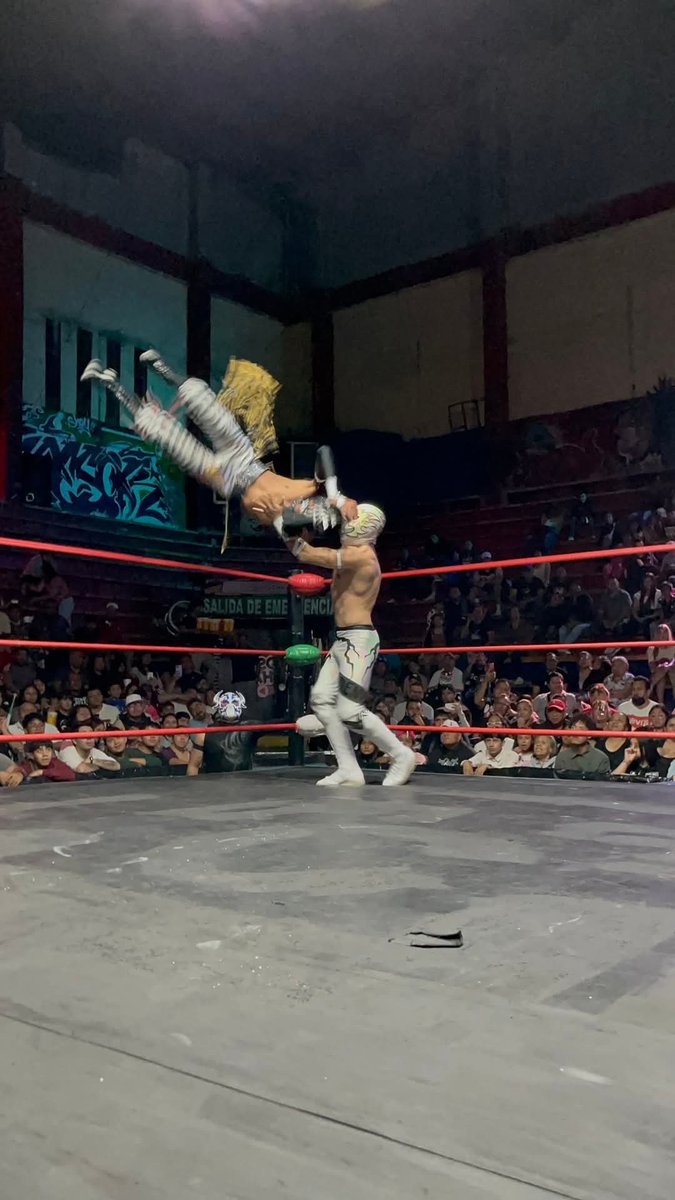 LaTijeraLucha's tweet image. Sensacional batalla de cinco esquinas, donde los ritmos se aceleran y cambian de forma espectacular cuando #CaballeroDeFuego maneja las cuerdas y es el primer eliminado, pero siendo ovacionado por la afición de la #ArenaNeza, aunque el ganador resulta #ToritoNegroJr...