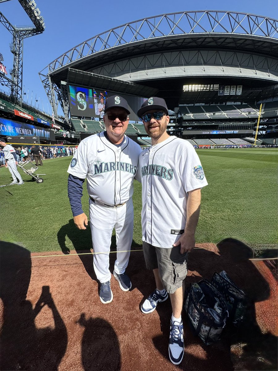 geiger_52's tweet photo. @_mcameron44 @AndersJorstad It was a pleasure to meet those three men yesterday. Heck of a month and start to the season. 😎 https://t.co/jzl8siYKQL