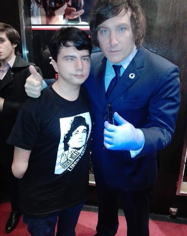 MatiasGarate15's tweet image. 2019: Visto como un panelista loco que trataban de denostar y ridiculizar permanentemente.
2025: Presidente que está en vías de cambiar ya no solo Argentina, sino también, a todo el mundo.
Siempre del mismo lado.