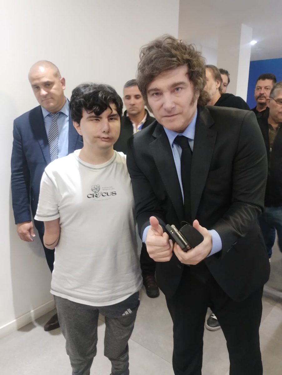 MatiasGarate15's tweet image. 2019: Visto como un panelista loco que trataban de denostar y ridiculizar permanentemente.
2025: Presidente que está en vías de cambiar ya no solo Argentina, sino también, a todo el mundo.
Siempre del mismo lado.
