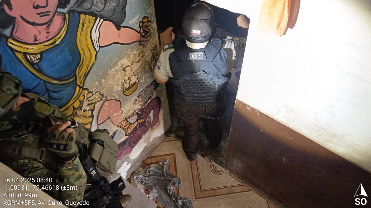 #Quevedo

El Bloque de seguridad, en una operación CAMEX detectaron objetos prohibidos en el CPL "LOS RIOS 2", ingresaron al pabellón D de máxima seguridad donde se encontraron los siguientes resultados: 

📱01 celular marca IPRO 
💳02 Chips  ( CLARO Y CNT )
🪫01 cargado móvil