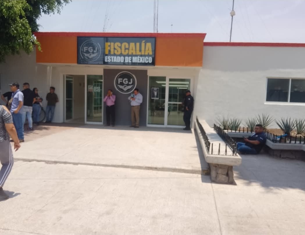 Sandiy57's tweet photo. PORQUE TANTA EMPATIA @VisitaduriaFGJ QUE LES QUITA QUE LA GENTE SE SIENTE AHI A ESPERAR LAS LARGUÍSIMAS HORAS QUE TARDAN EN ATENDERLOS, LAS LICENCIADAS CIERRAN LOS BAÑOS CON LLAVE PARA QUE NADIE LOS USE,  SE LES OLVIDA QUE SON EDIFICIOS PÚBLICOS  @FiscaliaEdomex https://t.co/F3jEpAwEKZ