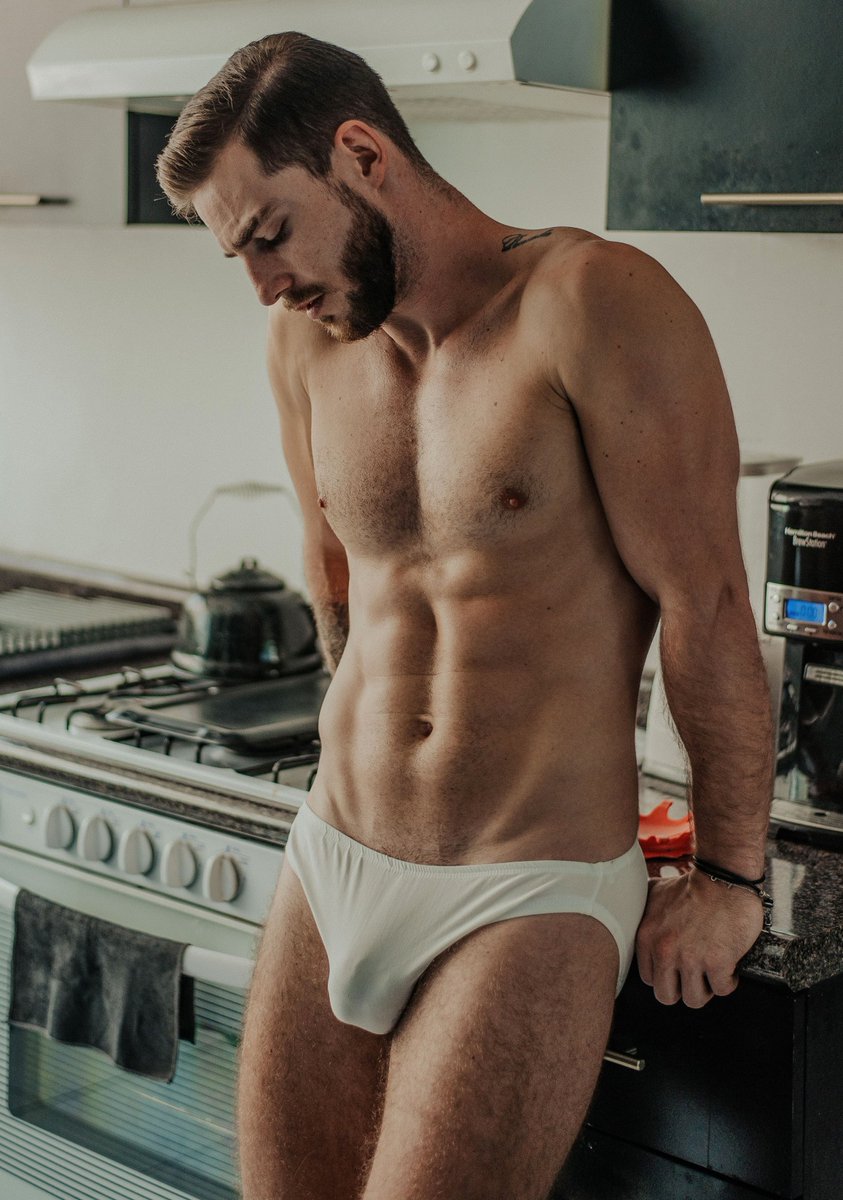 Cómo amó ver a un hombre usando así #Trusa 🩲🤤🩲 lo sexy qué se marca su verga ufff.