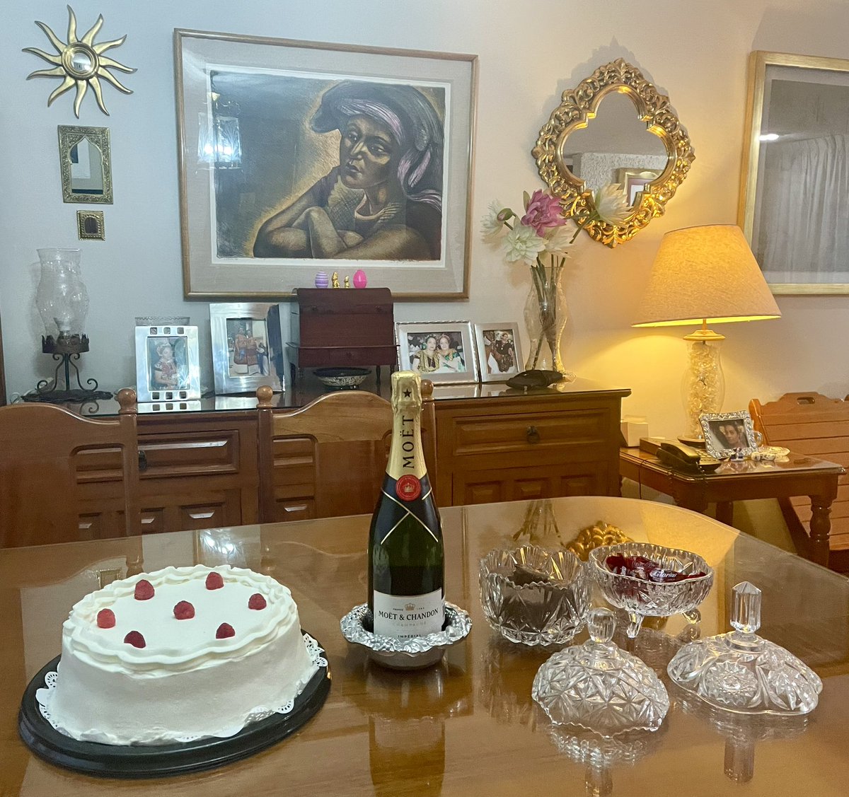 HomerikiPS's tweet image. le dessert…
💛🍰🥂🍾✨
•
•
•
•
•
@moetchandon #moetmoment #mustbemoet #toastwithmoet 
#champagne #champagneaddict #champagnelover 
#oaxaqueñopresumido
