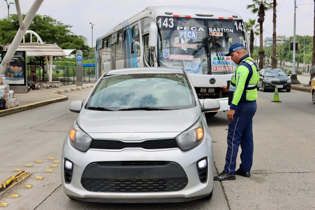 aquilesalvarez's tweet photo. INCUMPLIR LAS NORMAS, ES IRRESPETAR A GUAYAQUIL

Entre el 21 y el 25 de abril realizamos 22 operativos en puntos clave de la ciudad que dejaron como resultado 298 citaciones y 187 vehículos retenidos. Muchos de las contravenciones fueron comunes: gente que no llevaba casco, carros sin placas, conductores circulando donde no debían o estacionados donde no podían. 

Todo este trabajo tiene un objetivo claro: Impulsar el orden y colaborar con la seguridad.

#CiudadDeTodos
