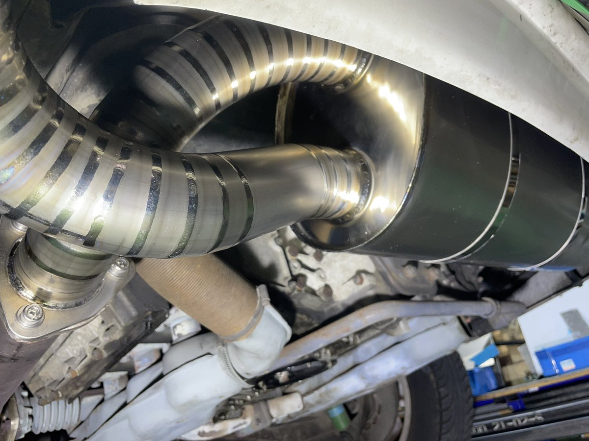 皆様連休のご予定はいかがでしょうか…

全く連休とは無縁の
アイヤマです

ポルポルも無事に納車、ご満足いただけたようで乗る回数が増えていただけそうな勢いでした
ありがとうございます。