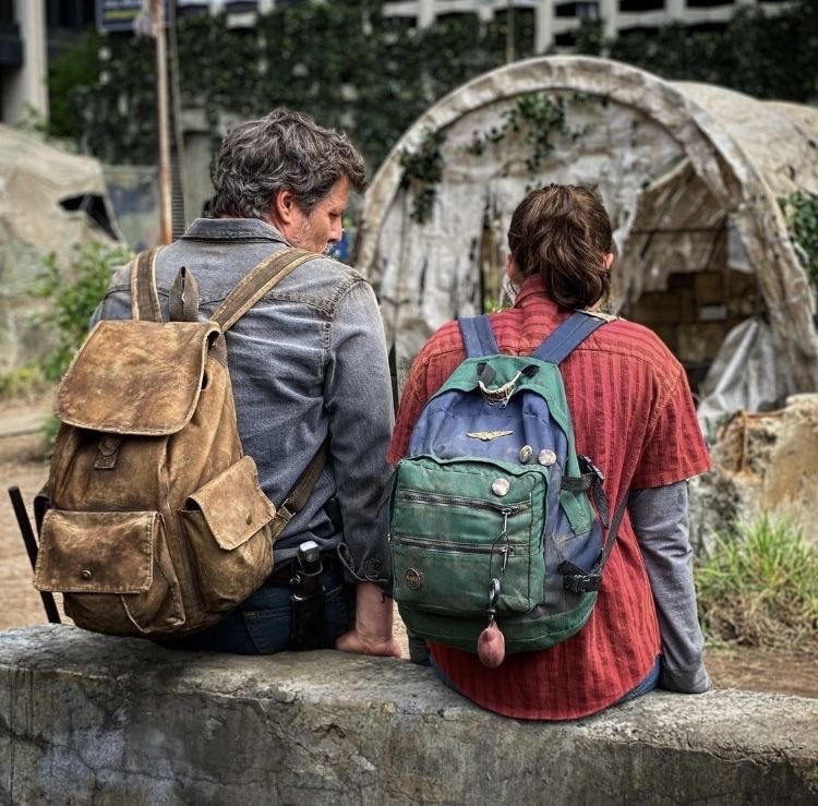 saintelain's tweet photo. “They were walking side by side from the start” 

#TheLastOfUs #TheLastOfUsSeason2 https://t.co/CIYEWdEqCT