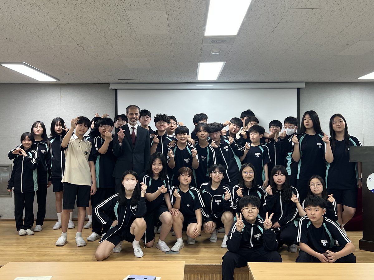 ضمن برنامج التبادل الثقافي للطلبة الكوريين الذي تنظمه وزارة الخارجية الكورية، زار الملحق الثقافي مدرسة Sinbanghak المتوسطة وقدم محاضرة تعريفية عن المملكة وثقافتها ونهضتها الاقتصادية وأبرزم معالمها السياحية.