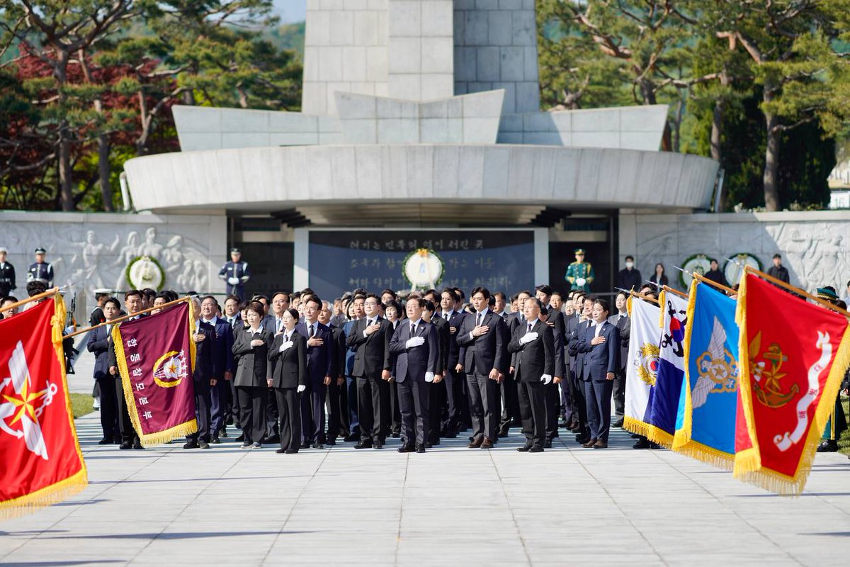 jaeganglee's tweet photo. <진짜 대한민국을 향해>

더불어민주당 이재명 후보의 첫 일정,
국립서울현충원 참배를 함께 다녀왔습니다.

순국선열과 호국영령의 뜻을 이어받아
국민이 주인이 되는 대한민국을 만들겠습니다.

진짜 대한민국을 만드는 길.
이재명과 함께 반드시 승리하겠습니다. https://t.co/UVR8WtSOTo