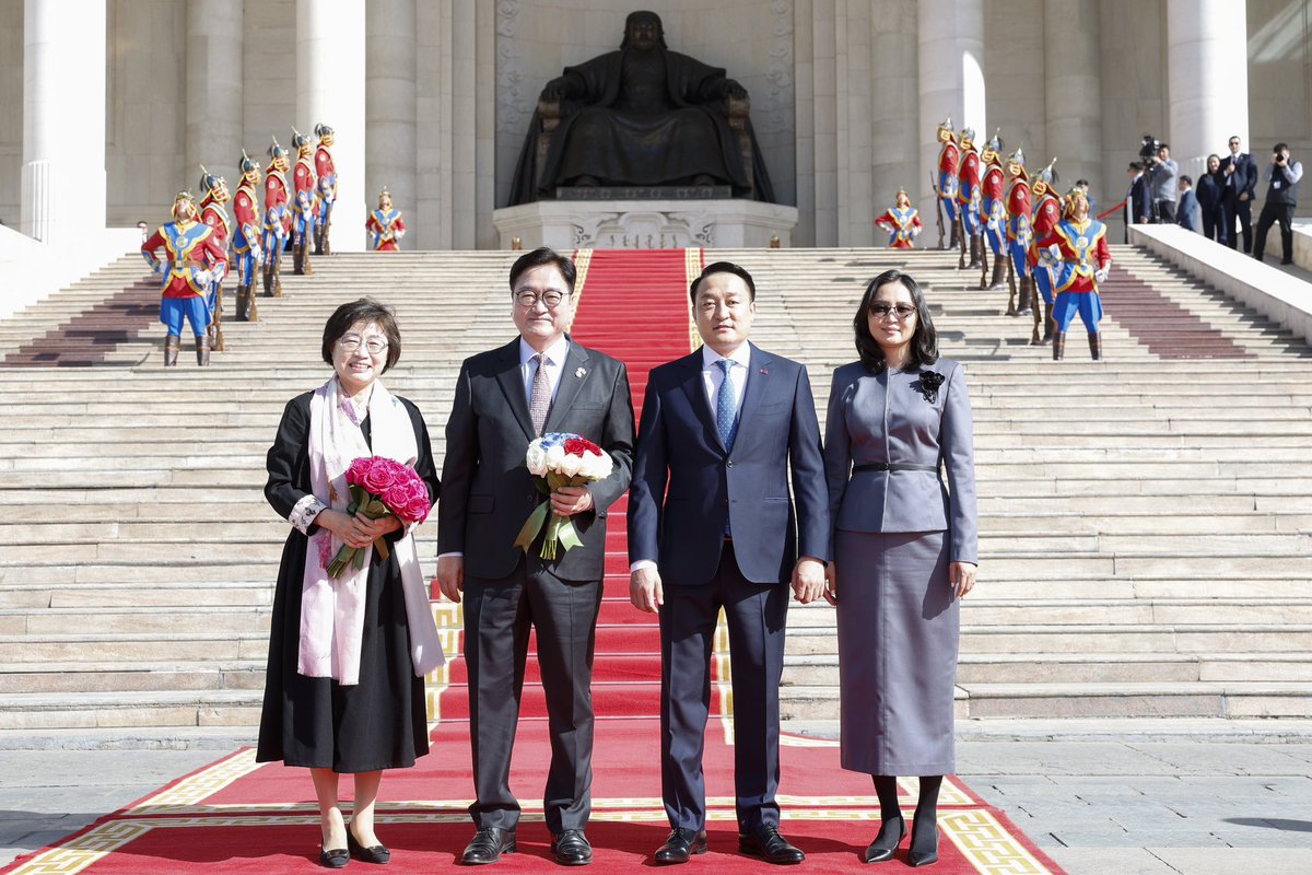 🇲🇳 🇰🇷Монгол Улсад албан ёсны айлчлал хийж буй Бүгд Найрамдах Солонгос Улсын Үндэсний Ассамблейн дарга Ү Вон Шиг, түүний гэргий Шин Гён Хэ нарыг Жанжин Д.Сүхбаатарын талбайд угтан авч, Эзэн Чингис хааны хөшөөнд хүндэтгэл үзүүлэн, “Хүндэт зочны дэвтэр”-т гарын үсэг зурлаа. 

🇰🇷 Энэ