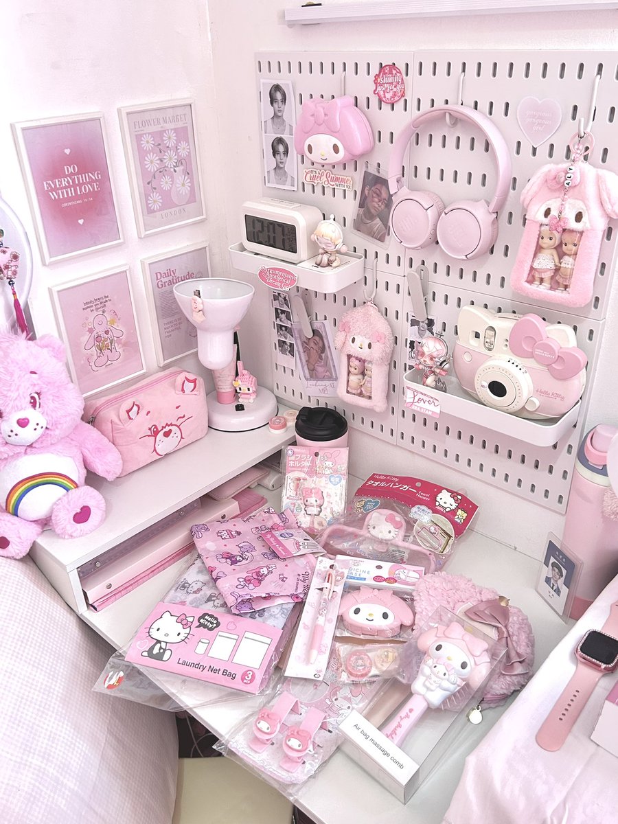 asteriahri's tweet photo. it’s pink and i love it 
──── ୨୧ ────
…
⤷ here’s a little haul of what 
i got from japan ₍ᐢ. .��₎

#pink #japan #ahrichives #pinkdesk #mymelody #sanrio https://t.co/cy7xDkkoX7