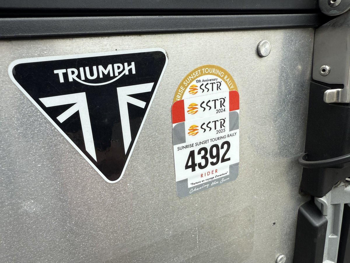 ossanweekend's tweet photo. とっくに届いてはいたんですが、
なんだかんだ忙しく💦
昨晩になって開封😓
で今装着。
例年通り内側に装着しましたが、
ちょっと位置的に
番号がスクリーンの
形状で歪みますが
仕方ない🤔
今年はこのスタイルで🏍️
#SSTR2025 
#Vストローム 
#triumphtiger
#tricit https://t.co/Cr27ATRWsD