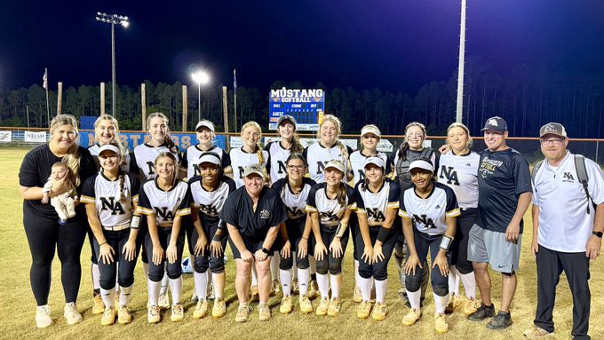 EleanorBrummond's tweet photo. Great win last week to lock up our place in the playoffs! Had a GREAT lesson with my pitching coach Angie Buckem at @TincherPitching to get ready for our last week of the regular season. Looking forward to some great games this week! 🐝🥎🔥 @NA_Softball_  @HarvardSB @mojosherrill @coachjennyrohn @MykaSutherlin