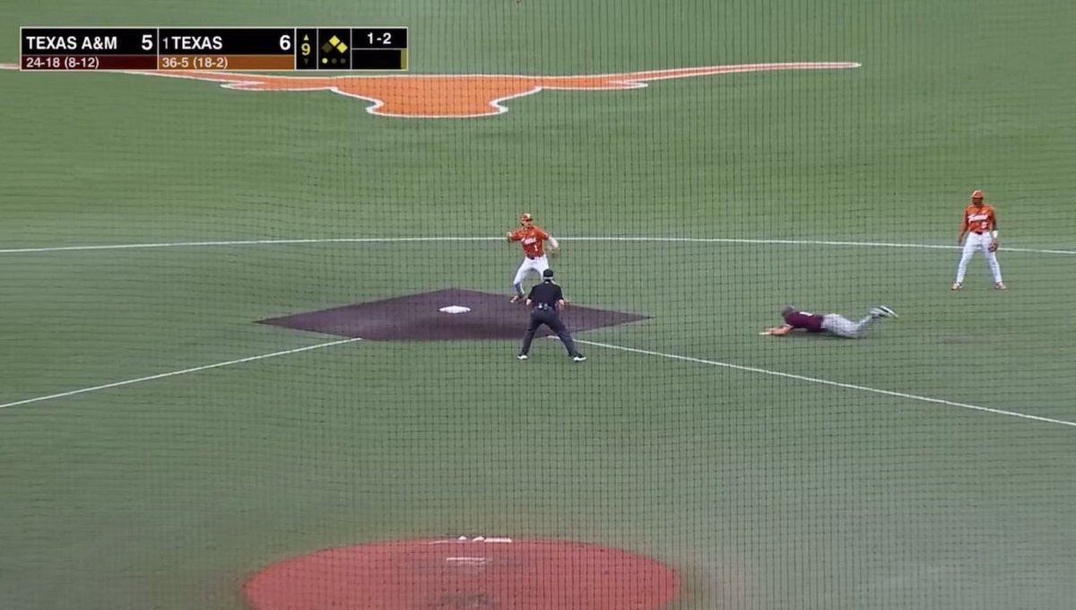 BigJonHookEm's tweet photo. Anyone have any idea why this gaggie started sliding into 2nd, head first, 15’ from the bag???? https://t.co/b4WxEA9ali