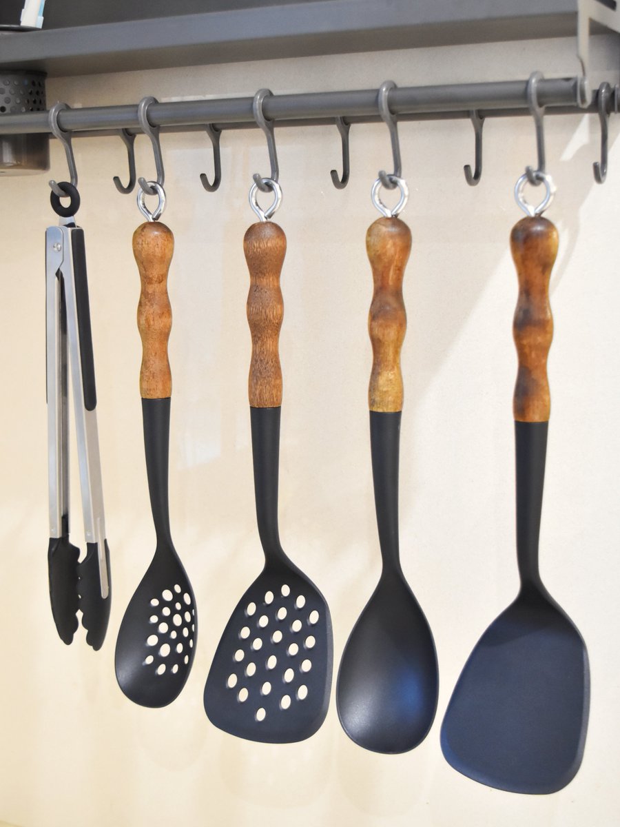 Prettyfinehome's tweet image. Acacia wood facts:

Harder than your 2025 goals

Warms faster than small talk

Ages like wine (unlike my knees) 🍷

#WoodFacts #AgingHumor #NewYearNewTools