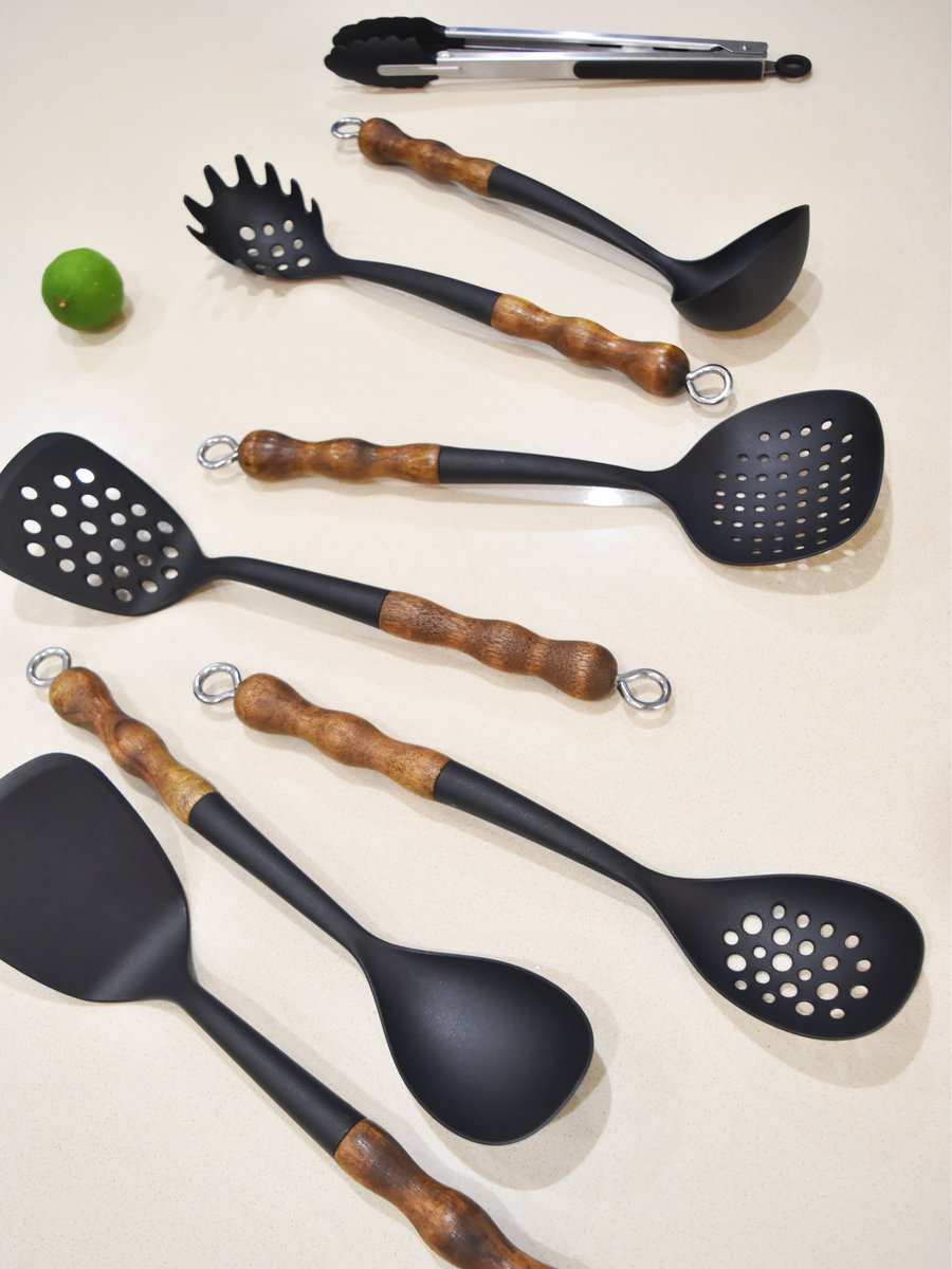 Prettyfinehome's tweet image. Acacia wood facts:

Harder than your 2025 goals

Warms faster than small talk

Ages like wine (unlike my knees) 🍷

#WoodFacts #AgingHumor #NewYearNewTools