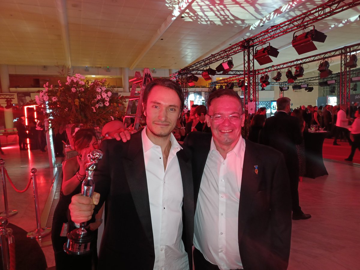 ALEXUNE's tweet image. #PremiosPlatino2025