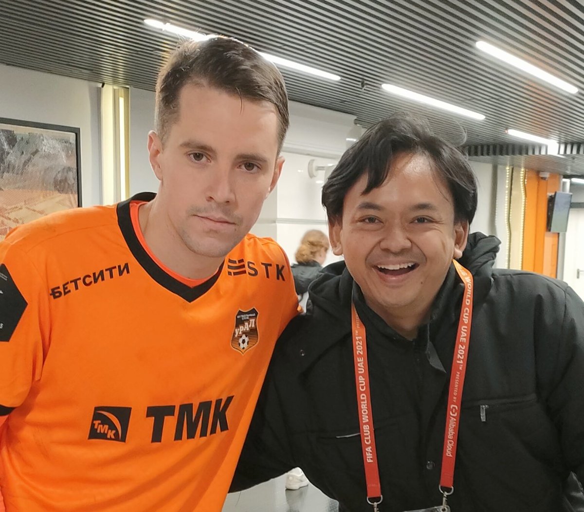 aryapradanab's tweet photo. Bersama pemain Saya Martin Sekulic. Koneksi Indonesia 🇮🇩🤝🇭🇷 Kroasia di FC Ural 🐝✴️🇷🇺. Veza između Hrvatske i Indonezije. 

#fcural #yekaterinburg https://t.co/mPgosKh1Cn