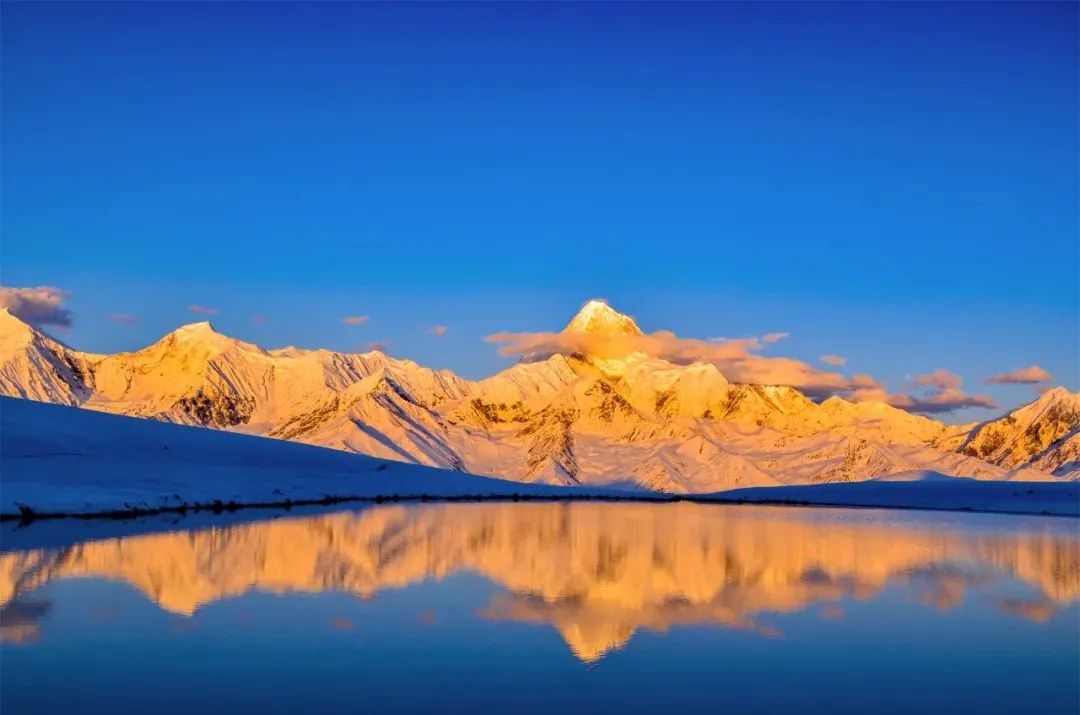 GanziChina's tweet image. Ganzi Road Trip: May Day Special 
Fourth stop: Lenggacuo Lake
📍Yulongxi Village, Gongga Mountain Township, Kangding 
Perfect for golden sunset glow on Gongga Mountain! Bonus: starry skies + mountain reflections.
#GanziGuide #SpringTrip #Travel #China #Holiday #MayDay #LaborDay