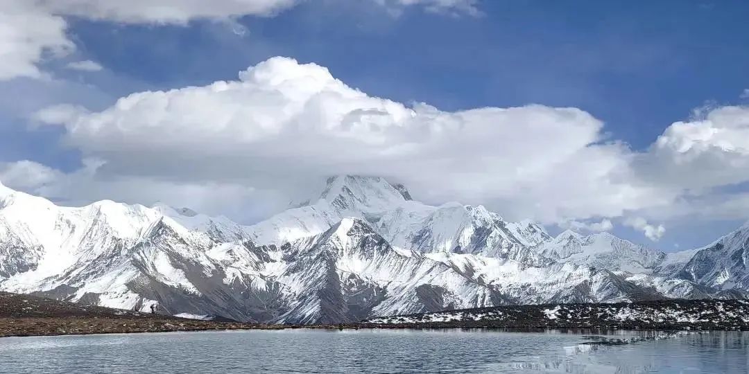 GanziChina's tweet image. Ganzi Road Trip: May Day Special 
Fourth stop: Lenggacuo Lake
📍Yulongxi Village, Gongga Mountain Township, Kangding 
Perfect for golden sunset glow on Gongga Mountain! Bonus: starry skies + mountain reflections.
#GanziGuide #SpringTrip #Travel #China #Holiday #MayDay #LaborDay