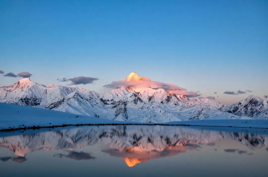 GanziChina's tweet image. Ganzi Road Trip: May Day Special 
Fourth stop: Lenggacuo Lake
📍Yulongxi Village, Gongga Mountain Township, Kangding 
Perfect for golden sunset glow on Gongga Mountain! Bonus: starry skies + mountain reflections.
#GanziGuide #SpringTrip #Travel #China #Holiday #MayDay #LaborDay